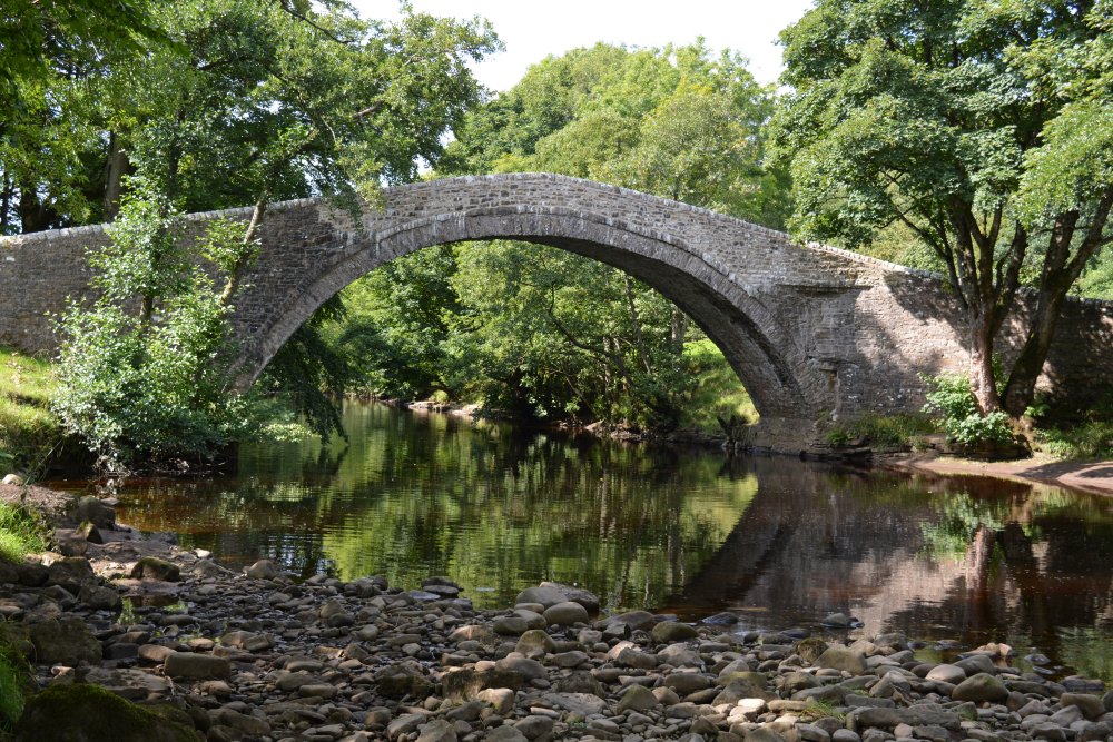 Ivelet medieval packhorse bridge Muker Oxnop Satron Ivelet Bridge circular walk, Swaledale, Yorkshire Dales National Park, North Yorkshire, England