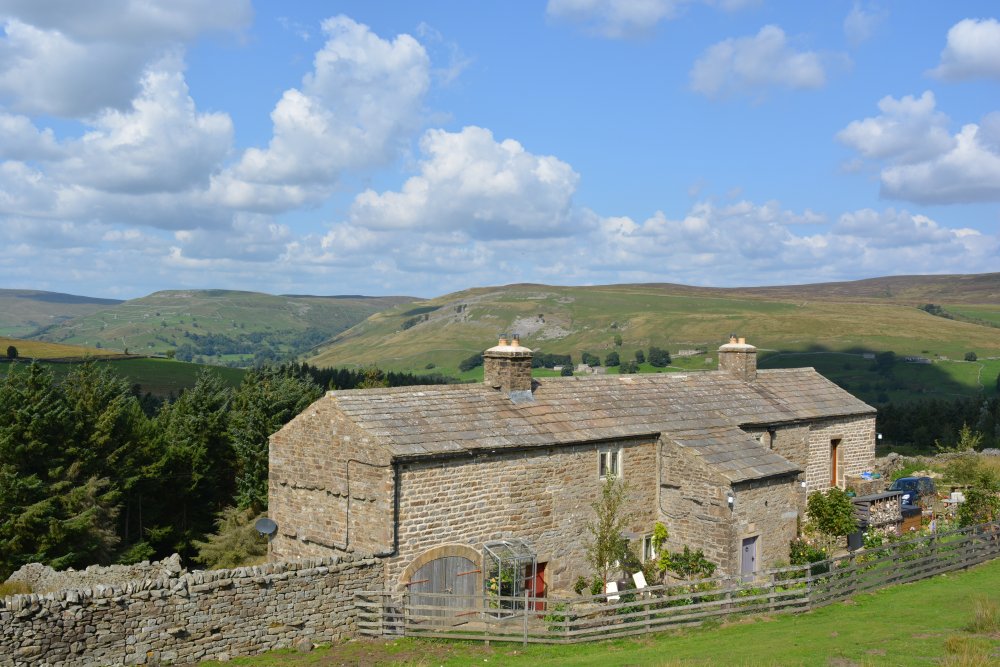 Heugh converted farmhouse Muker Oxnop Satron Ivelet Bridge circular walk, Swaledale, Yorkshire Dales National Park, North Yorkshire, England