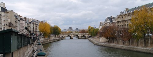 On the left the many bookstalls on the banks of the River Seine, the Pont Neuf and the stylish buildings on the Ile de la Cite.