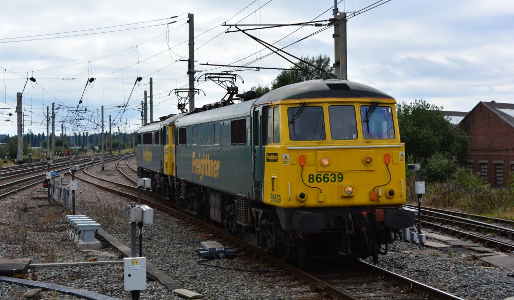 Trainspotting at Warrington Bank Quay station A pair of Freightliner Class 86 electric locomotives arrived in Warrington from Crewe on a test run.