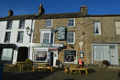 There are several cafes in Reeth and the 'Gift Shop' caters for simple snacks.